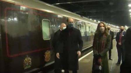 El príncipe Guillermo y Kate Middleton se suben al Royal Train en homenaje a los 'héroes' de la pandemia