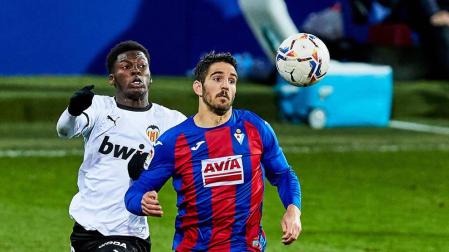 El Eibar, más serio e intenso, perdona al Valencia