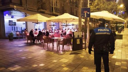 Denunciado el dueño de un bar por insultar a los agentes y arengar a los clientes en contra de la Policía
