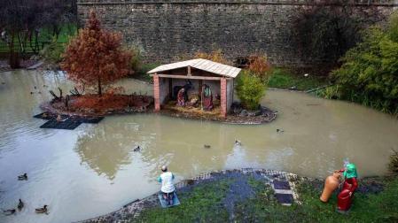 La lluvia casi inunda el belén de la Taconera