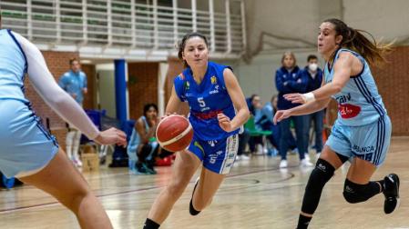 Eva Cases Rey esquiva a una rival del Celta Zorka Recalvi.