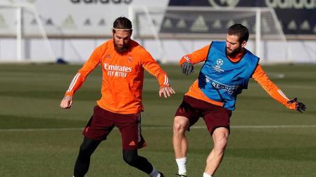 Los jugadores del Real Madrid Sergio Ramos y Nacho Fernández durante el entrenamiento previo al Borussia Mönchengladbach.