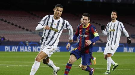 Messi persigue a Cristiano Ronaldo para robarle un balón