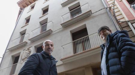 Santiago Martínez Figueras y José Manuel Arellano Yanguas (arquitecto), ante la fachada del edificio.