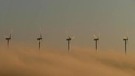 Molinos entre la niebla en El Perdón. Los proyectados al norte son de mayores dimensiones.