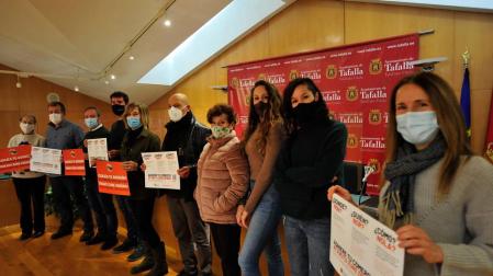 Representantes municipales y las artistas locales que participan en el spot de la campaña durante el acto de presentación.