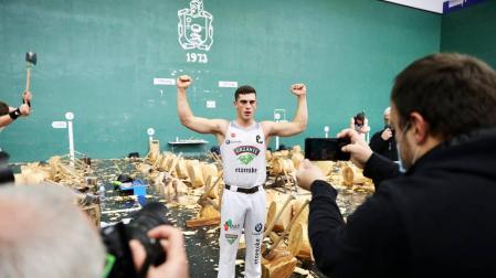 Iker Vicente, hexacampeón navarro de aizkora
