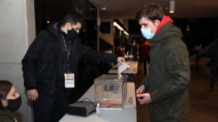 Un socio compromisario ejerce su derecho a voto durante las elecciones del pasado domingo en el Navarra Arena.