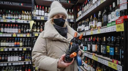 Una mujer compra bebidas alcohólicas en una tienda de Moscú