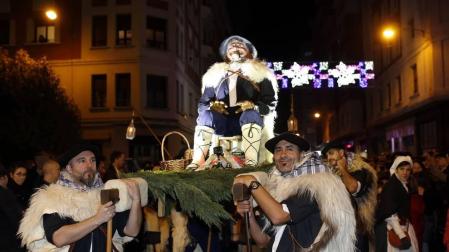 Paso de la tradicional comitiva del carbonero por las calles de la capital navarra dando inicio a las Navidades 2019