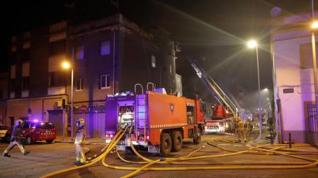 Diecisiete heridos, cinco graves, en el incendio de una nave de Badalona