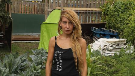 Una pamplonesa de 33 años vive en una de las huertas desde hace seis