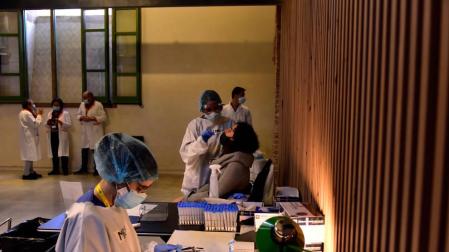 Sanidad registra 7.955 nuevos casos y 325 muertes