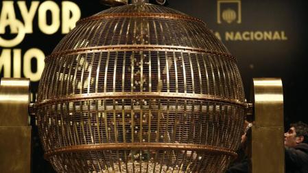 Fotos de los asistentes, disfraces y de los mejores momentos del sorteo de Lotería de Navidad 2018, celebrado en el Teatro Real de Madrid