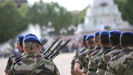 Desfile de soldados del ejército francés.