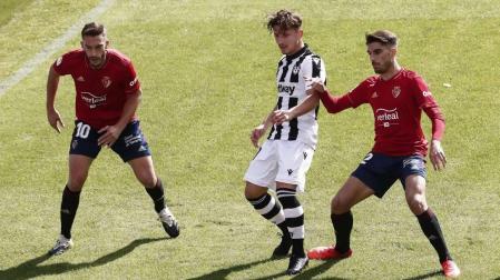 Roberto Torres y Nacho Vidal rodean a Bardhi.