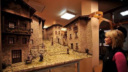 La pandemia no ha permitido a la Asociación de Belenistas de Tafalla abrir su tradicional exposición. Sin embargo, sus creaciones se pueden contemplar en varios comercios locales