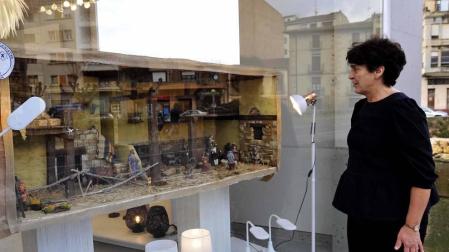 La pandemia no ha permitido a la Asociación de Belenistas de Tafalla abrir su tradicional exposición. Sin embargo, sus creaciones se pueden contemplar en varios comercios locales