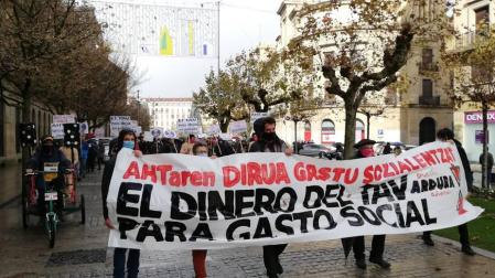 Una manifestación pide la paralización del TAV y destinar su inversión a gasto social