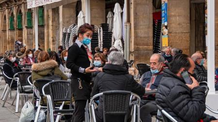 Terrazas al completo en la plaza de los Fueros de Estella el jueves por la mañana.
