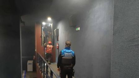 Bomberos y Policía Municipal de Pamplona han tenido que intervenir en un incendio eléctrico en una sala de los cines de Plaza Yamaguchi