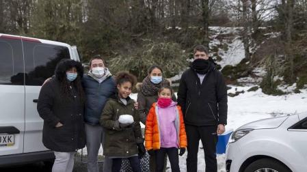 Grupos de amigos y familias han acudido este domingo al santuario de San Miguel de Aralar para disfrutar de la nieve