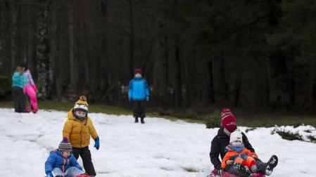 Grupos de amigos y familias han acudido este domingo al santuario de San Miguel de Aralar para disfrutar de la nieve