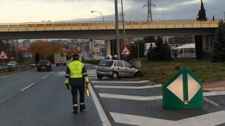 Trasladado al CHN un joven de 18 años tras chocar contra una bionda en Pamplona
