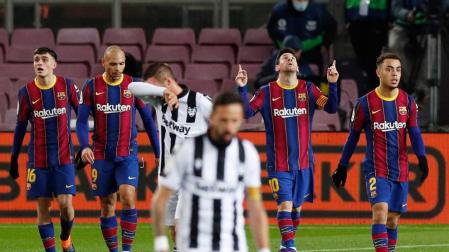 Messi celebra junto a sus compañeros el gol ante el Levante