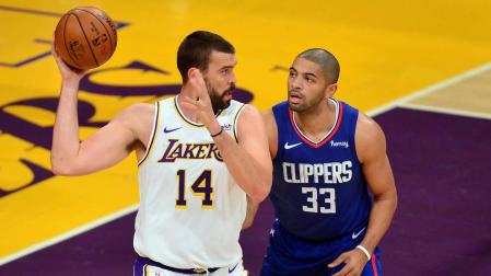 Marc Gasol, ante Nicolas Batum.
