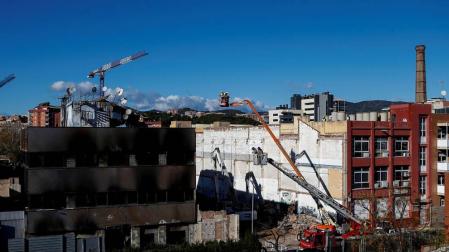 Localizado un cuarto cadáver en la nave que se incendió en Badalona