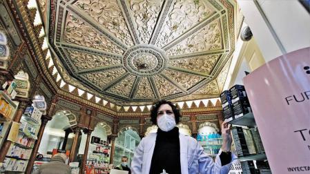Farmacia Maeztu, la botica que fue salón de plenos y sigue de farmacia