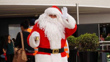 Un hombre disfrazado de Papá Noel.