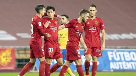Imágenes del partido de primera ronda de Copa del Rey entre el Tomares y Osasuna, disputado en el estadio de La Cartuja.
