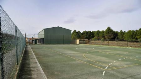Santacara acondiciona con hierba artificial la pista de fútbol sala