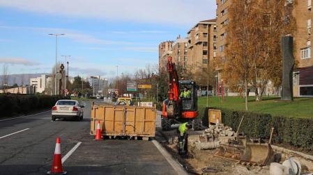 Obras para el paso de peatones en la avenida de Navarra