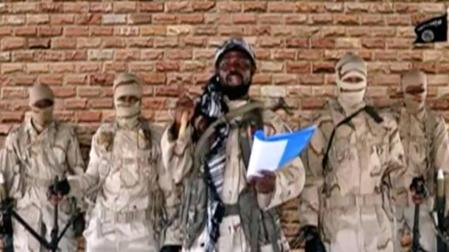 El líder de una de las facciones de Boko Haram en Nigeria habla en un discurso.