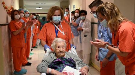 Elena, de 104 años, en el momento de abandonar el Gregorio Marañón.