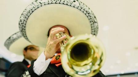 Imagen de un mariachi interpretando una pieza musical