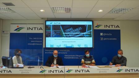 Natalia Bellostas, directora-gerente de INTIA; Ignacio Urmenta, director de Gvtarra; Adrián Zapata, agricultor de Milagro y Juan Antonio Orduña, agricultor de Peralta.