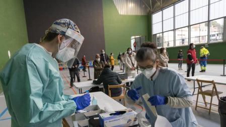 Los contagios en Navarra en el último día continúan en torno al centenar