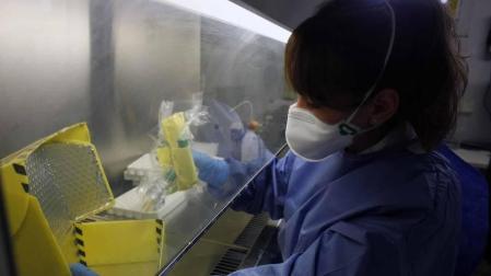 Fotos que muestran cómo se trabaja en el laboratorio del pabellón L del Complejo Hospitalario de Navarra donde se analizan las PCR
