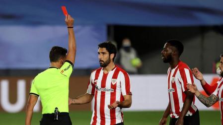 Raúl García fue expulsado por doble amarilla en el partido contra el Real Madrid.