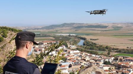 Un policía foral, con uno de los drones.