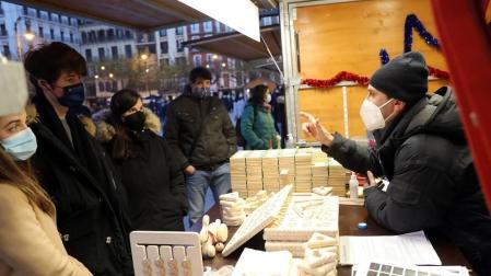 Las 27 casetas de productos artesanales y de comercio justo de la Feria de Navidad de la plaza del Castillo ya están abiertas. El recinto está vallado, con dos puntos de acceso para controlar el aforo.