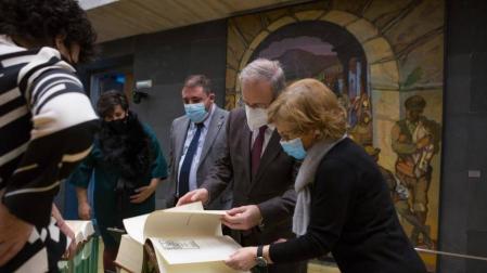 El Parlamento foral incorpora a su fondo un volumen de La Gran Historia de Navarra de 1632
