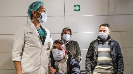 El cirujano plástico Pedro Cavadas abraza a Ali Amnad Rifi.