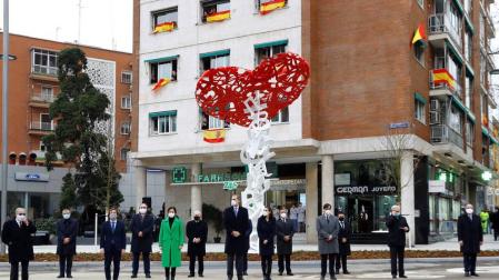 Los reyes inauguran el monumento a los sanitarios entre gritos de "Illa dimisión"