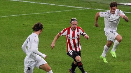Dos goles del Athletic frente al Huesca dan aire a Garitano