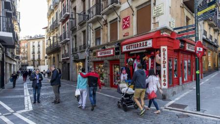 Un grupo de personas pasea por la calle Mercaderes en la confluencia con Plaza Consistorial en una imagen tomada ayer.